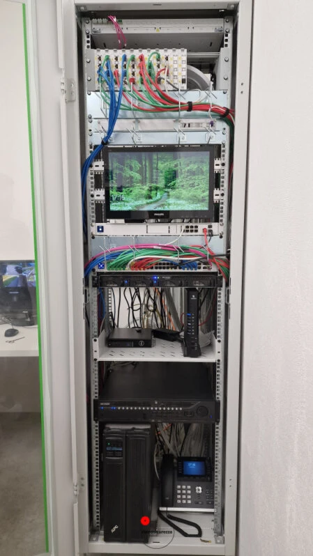 Armadio rack completo per rete LAN aziendale Armadio rack con switch, patch panel, server, router e monitor per la gestione di una rete LAN aziendale cablata