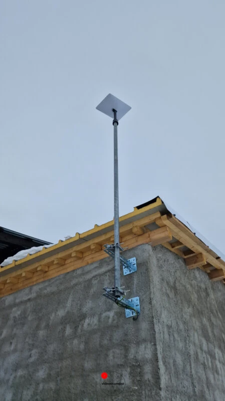 Antenna starlink in montagna Installazione di antenna Starlink su edificio in montagna con supporto metallico