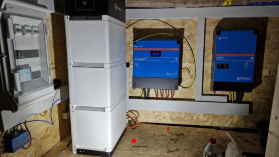 Sistema di accumulo e inverter Victron Energy per impianto fotovoltaico Batteria di accumulo e inverter Victron installati su pannello in legno per gestione energia da impianto solare