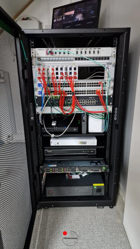 Armadio rack completo con switch, patch panel e sistema di videosorveglianza Armadio rack professionale con cablaggio strutturato, switch di rete, DVR e monitor per la gestione della videosorveglianza e della rete LAN