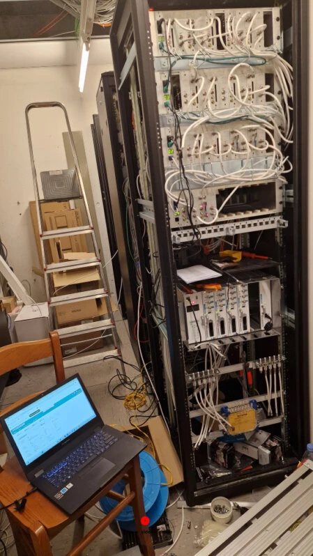 Rack server con centrali Fracarro per IPTV e TV-SAT in configurazione tecnica Sala tecnica con rack e centrali Fracarro per distribuzione IPTV e TV-SAT, configurazione in corso tramite laptop