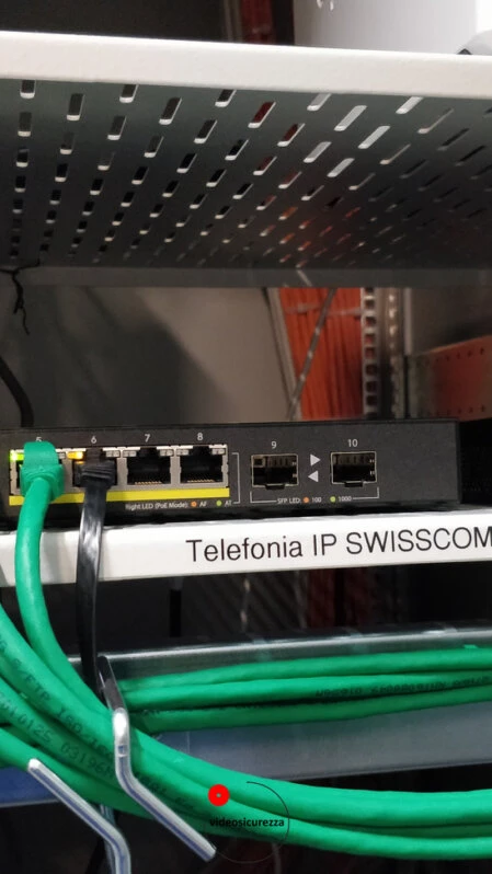 Switch di rete per telefonia IP Swisscom in armadio tecnico Switch Ethernet per servizi di telefonia IP Swisscom con cablaggio strutturato in armadio rack
