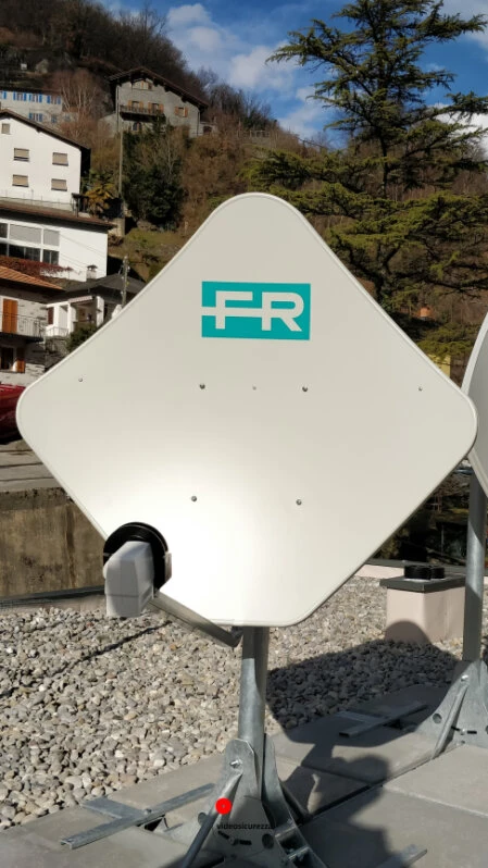 Parabola Fracarro Square per impianti TV-SAT professionali Antenna parabolica Fracarro di forma quadrata installata su supporto fisso in ambiente montano